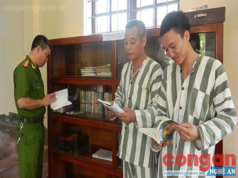 Cán bộ Trại tạm giam Công an tỉnh tổ chức cho phạm nhân đọc sách tại thư viện