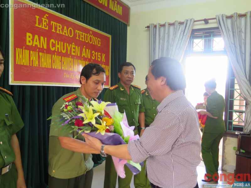 Đại diện UBND huyện Tân Kỳ chúc mừng Ban chuyên án