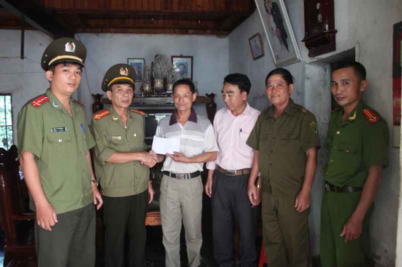 1.	Thượng tá Nguyễn Thọ Nhung, Phó Trưởng phòng PV28 trao 2 triệu đồng trích từ Quỹ Tình nghĩa của Công an tỉnh cho đồng chí Võ Thanh Hải