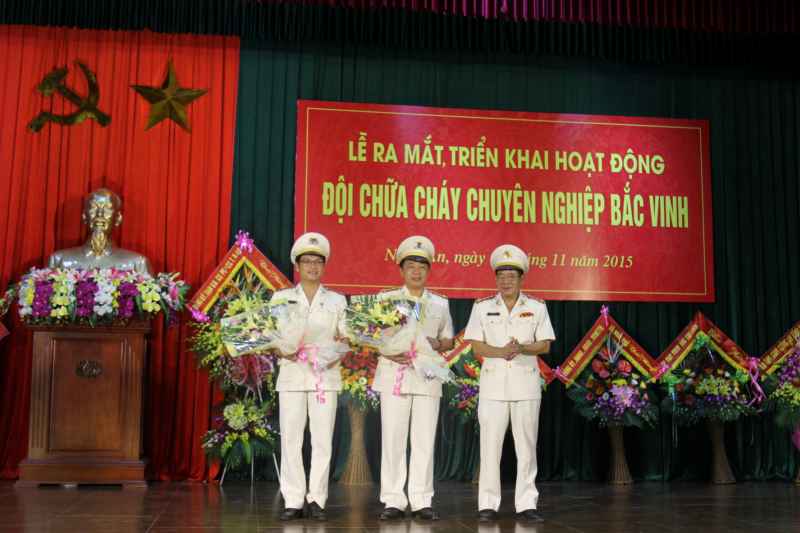 Đồng chí Đại tá Hồ Sỹ Tuấn tặng hoa chúc mừng Đội chữa cháy chuyên nghiệp Bắc Vinh
