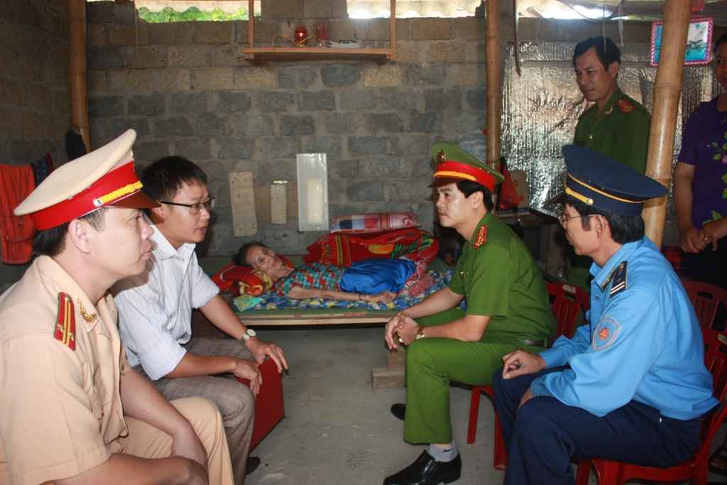 Thăm hỏi nạn nhân Ngân Thị Quý, 60 tuổi, ở xã Lạng Khê, Con Cuông