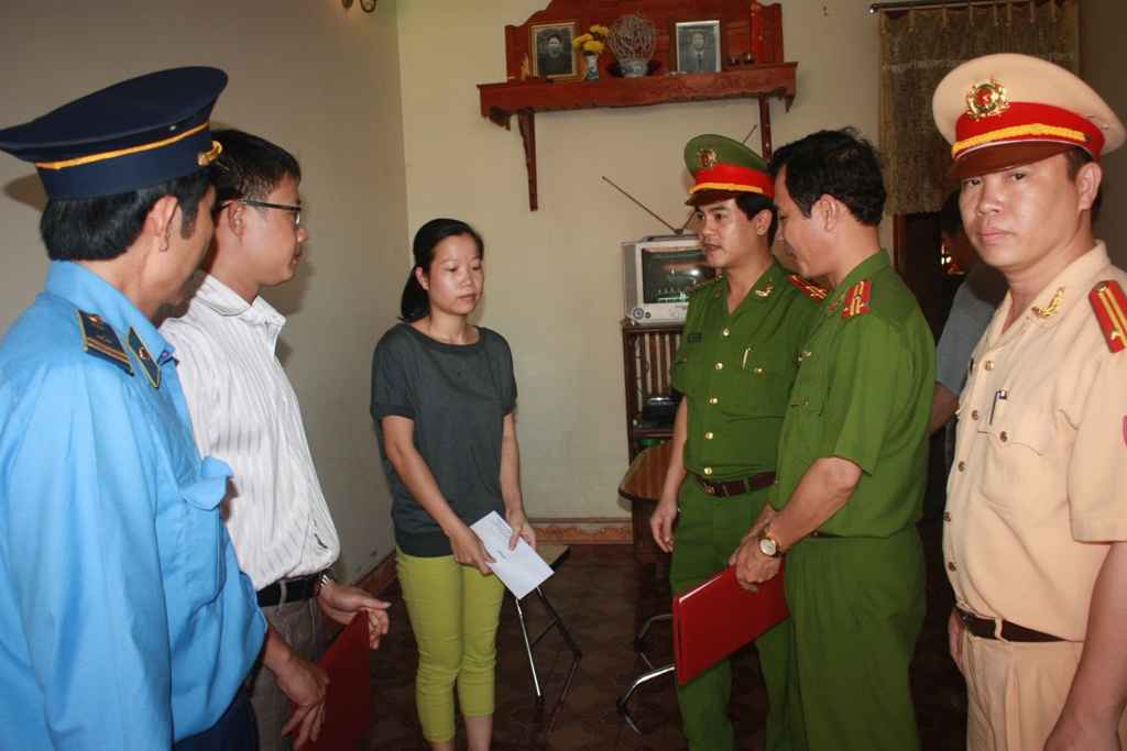 Thăm hỏi, trao quà cho nạn nhân Ngô Thi Tuyết Dịu, ở Thị trấn Con Cuông