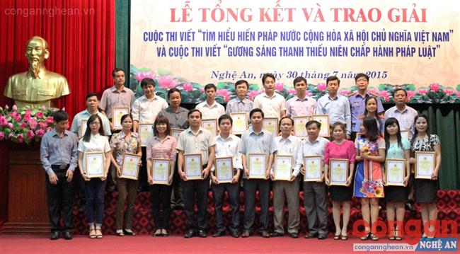 UBND tỉnh trao giải thưởng cuộc thi “Tìm hiểu Hiến pháp nước CHXHCN Việt Nam” cho các tác giả có bài dự thi xuất sắc