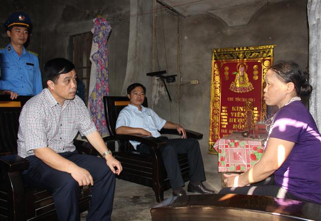 Thay mặt đoàn, đồng chí Huỳnh Thanh Điền thăm hỏi, động viên gia đình chị Nguyễn Thị Lam ở xóm 7, xã Hưng Trung, huyện Hưng Nguyên