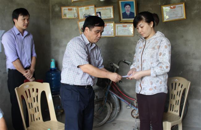 Thay mặt đoàn, đồng chí Huỳnh Thanh Điền tặng quà cho gia đình chị Nguyễn Thị Hoa ở xóm 8, xã Hưng Trung, huyện Hưng Nguyên.