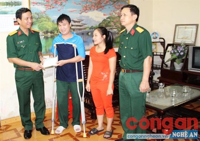 Đồng chí Đại tá Hà Tân Tiến, Chỉ huy trưởng Bộ CHQS tỉnh trao quà                               cho cán bộ chiến sỹ có hoàn cảnh khó khăn - Ảnh: Chiến Thắng