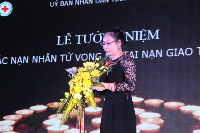Đồng chí Đinh Thị Lệ Thanh – Phó Chủ tịch UBND đã gửi lời hỏi thăm, chia sẻ sâu sắc tới người thân của những gia đình nạn nhân