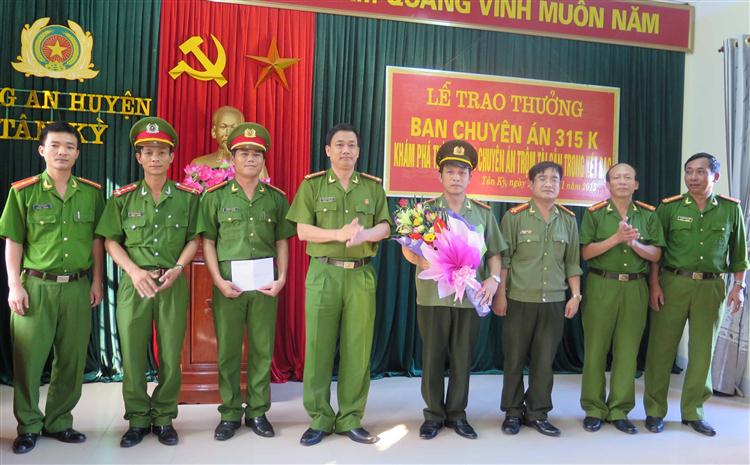 Đồng chí Đại tá Nguyễn Mạnh Hùng, Phó Giám đốc Công an tỉnh trao thưởng cho Ban chuyên án