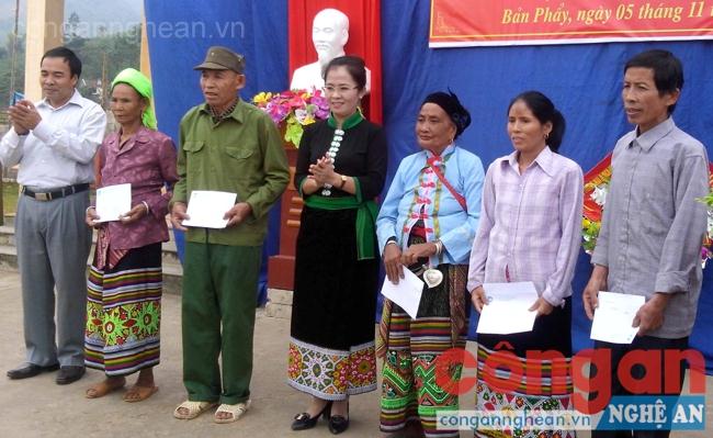 Lãnh đạo Huyện ủy Quỳ Hợp trao quà cho các hộ nghèo                   của xóm bản Phảy 