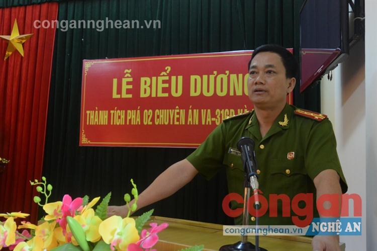 Đồng chí Đại tá Nguyễn Mạnh Hùng, Phó Giám đốc Công an tỉnh biểu dương thành tích của CBCS Công an huyện Quỳnh Lưu