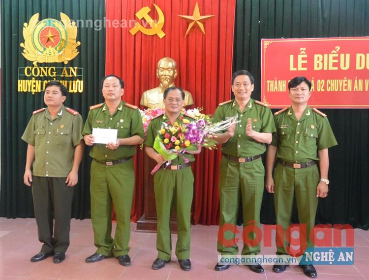 Đồng chí Đại tá Nguyễn Mạnh Hùng, Phó Giám đốc Công an tỉnh trao thưởng ban chuyên án