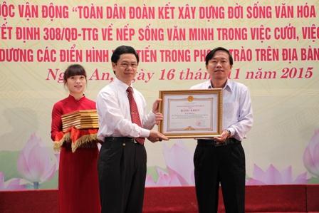 Đồng chí Nguyễn Xuân Sơn, Phó bí thư thường trực Tỉnh ủy tặng bằng khen cho các tập thể, cá nhân, gia đình và dòng họ tiêu biểu.