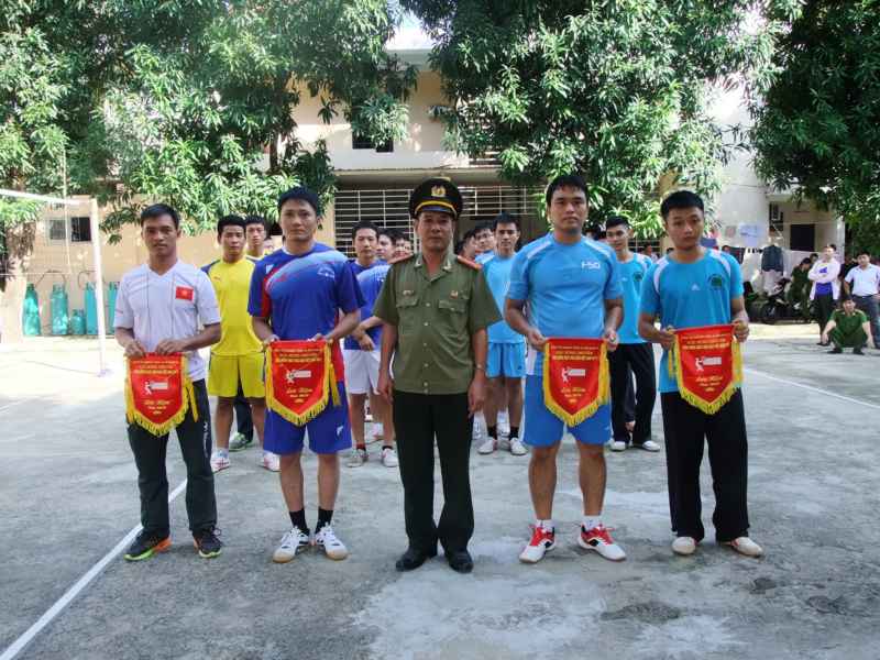 Đại tá Hồ Văn Tăng, Giám đốc Trung tâm huấn luyện và bồi dưỡng nghiệp vụ Công an tỉnh tặng hoa và cờ lưu niệm cho các đội tham gia