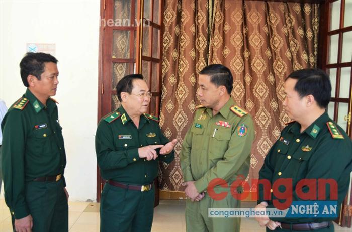 Đại diện các cơ quan chức năng Việt Nam - Lào                    trao đổi tại Hội nghị