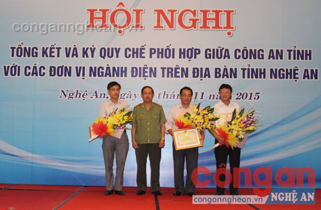 Đồng chí Đại tá Nguyễn Tiến Dần - Phó giám đốc Công an Nghệ An trao giấy khen của Giám đốc Công an Nghệ An cho các cá nhân và tập thể xuất sắc 