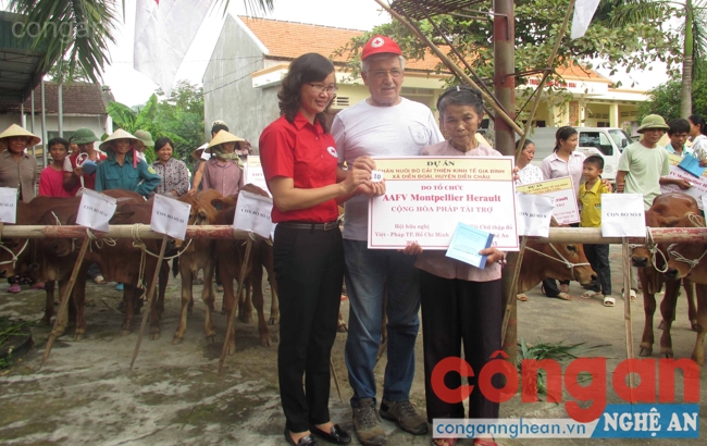  Đại diện Hội Hữu nghị Pháp - Việt và Hội Chữ thập đỏ tỉnh trao chứng nhận cấp bò cho gia đình khó khăn