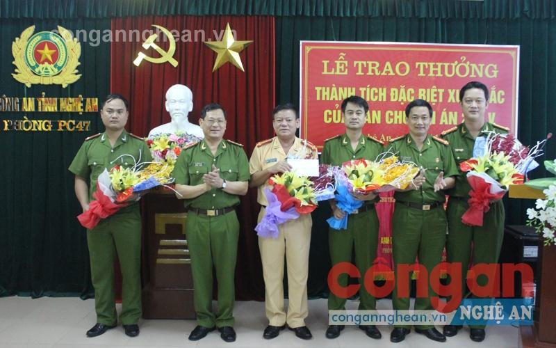 Đồng chí Đại tá Nguyễn Hữu Cầu- Giám đốc Công an tỉnh trao thưởng cho Ban chuyên án 288V