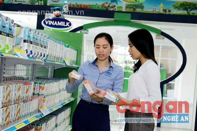 Nhân viên bán hàng tư vấn, giới thiệu sản phẩm tại cửa hàng                                      “Tự hào hàng Việt Nam” của Vinamilk