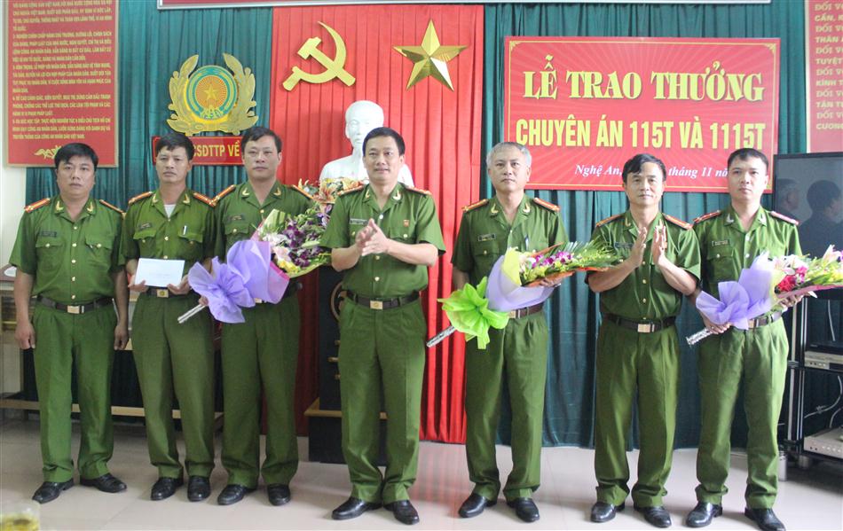 Đồng chí Đại tá Nguyễn Mạnh Hùng, Phó Giám đốc Công an tỉnh trao thưởng cho Đại diện các Ban chuyên án.