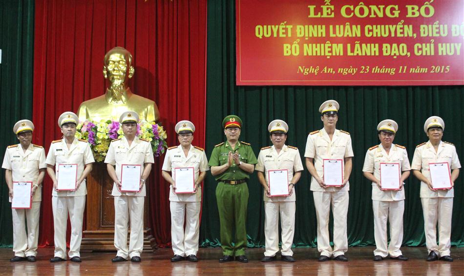 Đồng chí Đại tá Nguyễn Hữu Cầu, Giám đốc Công an tỉnh trao quyết định cho 8 đồng chí được bổ nhiệm, luân chuyển, điều động