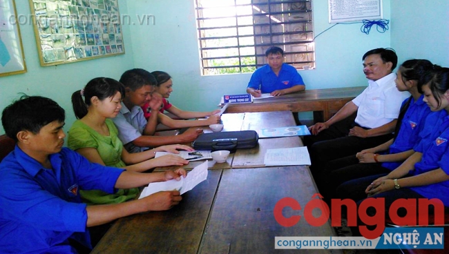 Một buổi sinh hoạt nhóm “Bạn giúp bạn” ở xã Hưng Long, huyện Hưng Nguyên