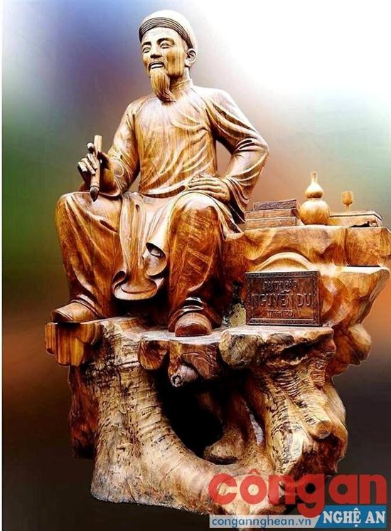 Bức tượng Đại thi hào Nguyễn Du  bằng gỗ gù hương lớn nhất Việt Nam do cháu rể đời thứ 8  của cụ Nguyễn Du trao tặng