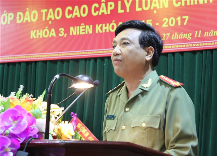 Đồng chí Đại tá Hồ Văn Tứ, Phó giám đốc Công an tỉnh Nghệ An phát biểu tại buổi lễ