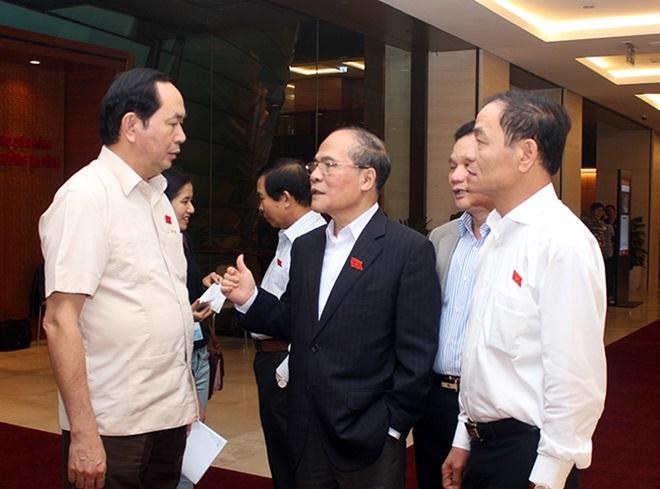 Chủ tịch Quốc hội Nguyễn Sinh Hùng, Bộ trưởng Trần Đại Quang và các đại biểu bên lề kỳ họp. Ảnh QV.