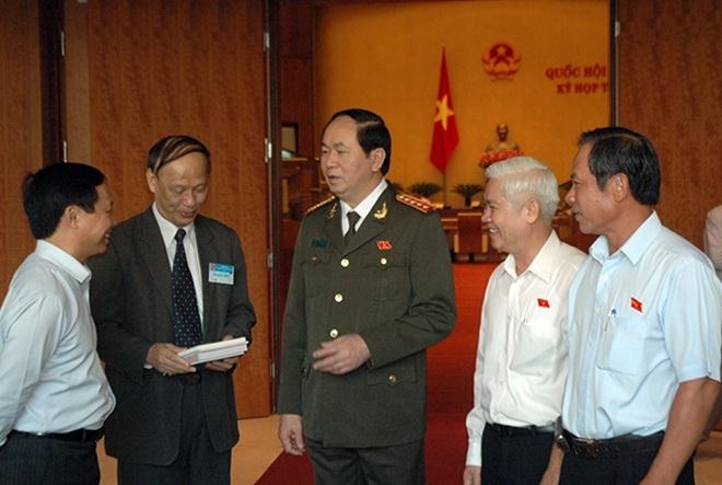 Bộ trưởng Trần Đại Quang trao đổi với các đại biểu bên lề Quốc hội. ảnh ĐT.