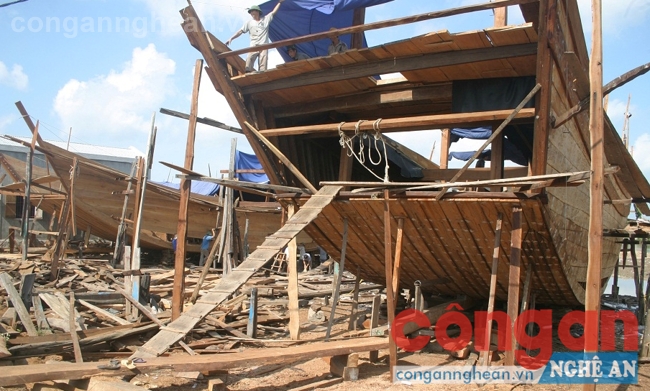 Ngư dân xã Quỳnh Nghĩa, huyện Quỳnh Lưu đầu tư đóng tàu công suất lớn để vươn khơi, bám biển