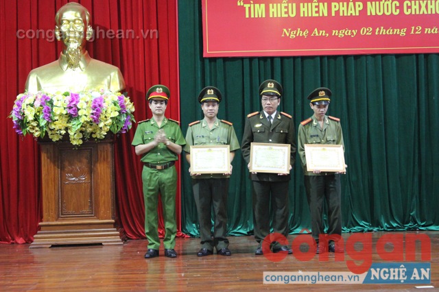 Trao giải cho các tập thể, cá nhân suất sắc trong cuộc thi “Tìm hiểu hiến pháp nước CHXHCN Việt Nam”