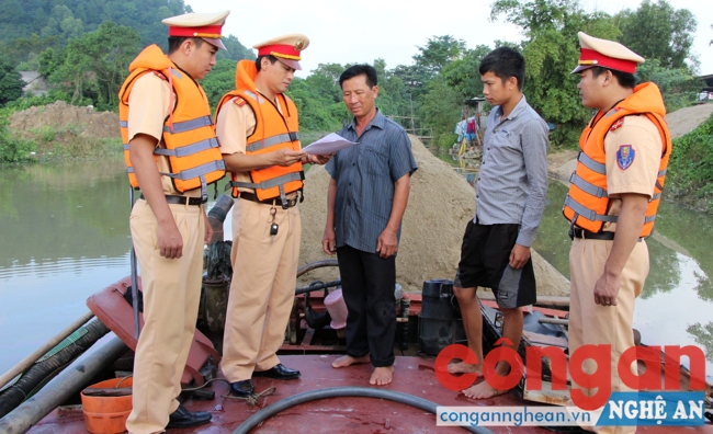 Lực lượng Cảnh sát đường thuỷ Công an Nghệ An xử lý các trường hợp khai thác cát sỏi trái phép