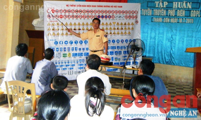 Công an huyện Thanh Chương tuyên truyền pháp luật về TTATGT cho người dân tái định cư ở xã Thanh Sơn
