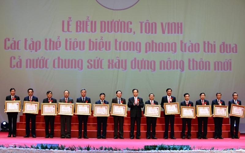 Thủ tướng Nguyễn Tấn Dũng trao Huân chương Lao động hạng Nhất cho 13 địa phương. Ảnh: VGP/Nhật Bắc