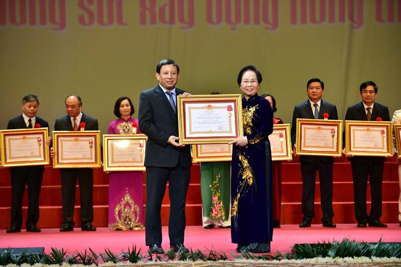 Phó Chủ tịch nước Nguyễn Thị Doan trao Huân chương Lao động hạng Nhất cho 14 bộ, ban, ngành. Ảnh: VGP/Nhật Bắc