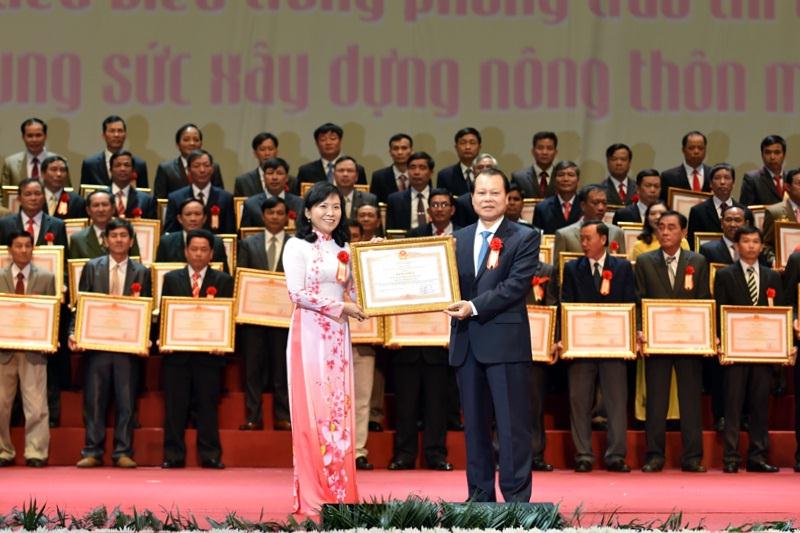 Phó Thủ tướng Vũ Văn Ninh trao Bằng khen của Thủ tướng Chính phủ cho 60 xã trên toàn quốc đạt chuẩn nông thôn mới. Ảnh: VGP/Nhật Bắc