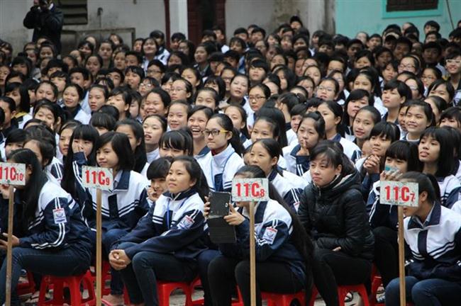 Hơn 1000 đoàn viên, học sinh trường THPT Nam Đàn 1 hưởng ứng lễ ký cam kết ATGT năm học 2015 - 2016