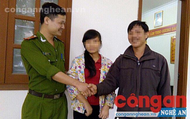Phòng Cảnh sát Truy nã tội phạm bàn giao cháu Hoàng Thị Ngọc H. cho gia đình
