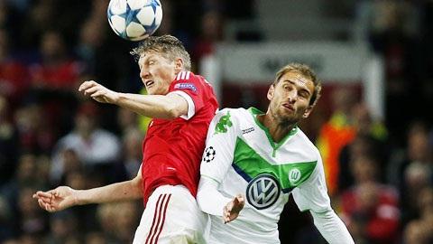 Với lối chơi tấn công nhợt nhạt, Man United khó khuất phục được chủ nhà Wolfsburg (áo trắng)
