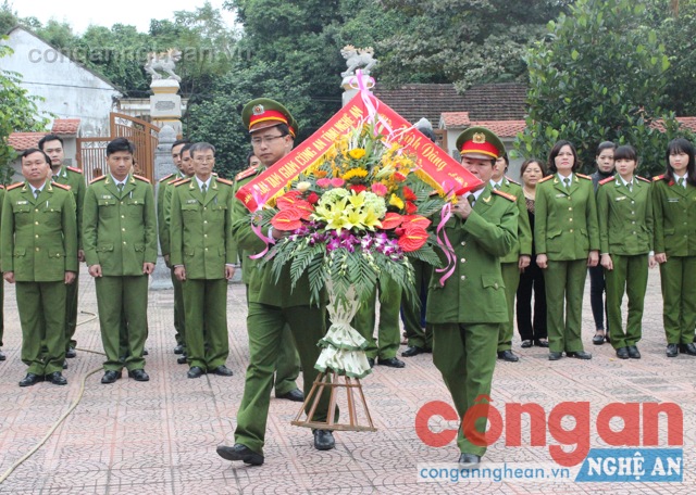 Tập thể lãnh đạo và CBCS Trại tạm giam Công an tỉnh dâng hoa, dâng hương tại nhà tưởng niệm cố bộ trưởng Trần Quốc Hoàn