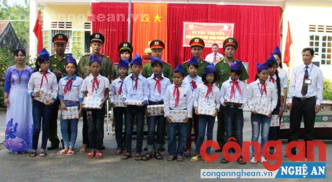 ĐVTN Công an huyện Diễn Châu tặng quà cho các em học sinh có hoàn cảnh khó khăn