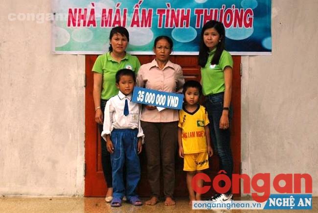 CLB tuổi trẻ Nghi Yên trao tặng số tiền ủng hộ cho chị Thái trong lễ bàn giao nhà