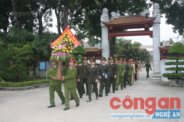Đoàn đại biểu Tuổi trẻ Cụm thi đua số 5, Bộ Công an dâng hoa tại Khu di tích Kim Liên, Nam Đàn