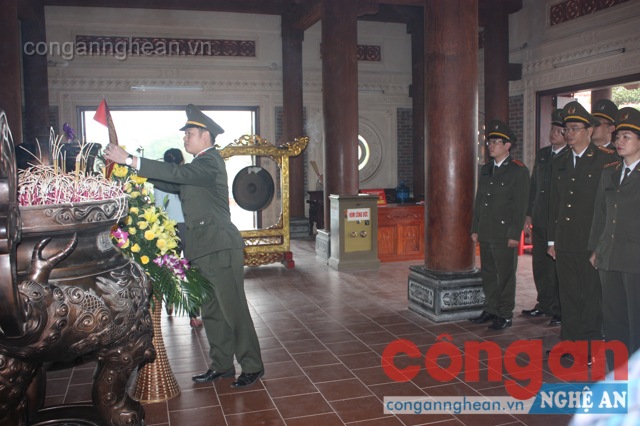 Đoàn dâng hoa, dâng hương các liệt sỹ TNXP tại Khu di tích lịch sử Truông Bồn, Đô Lương