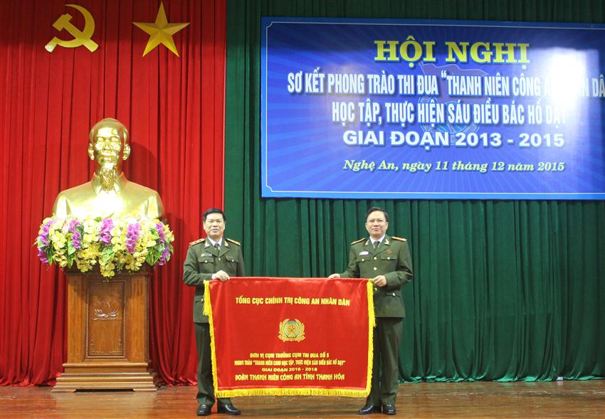 Đồng chí Trung tướng Nguyễn Xuân Mười, Phó Tổng Cục trưởng Tổng cục Chính trị BCA trao Cờ đơn vị Cụm trưởng cho Đoàn thanh niên Công an tỉnh Thanh Hóa