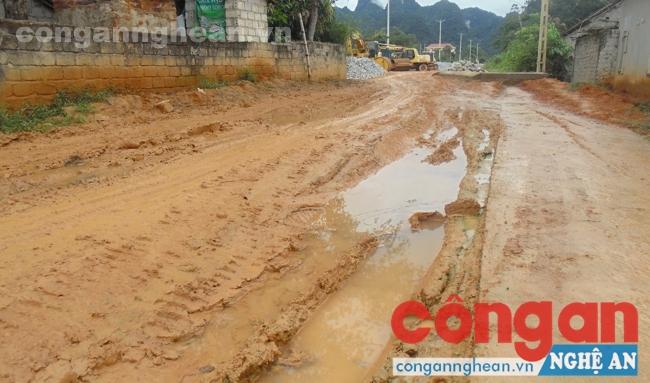 Đoạn đường vào Kho bạc Nhà nước huyện Con Cuông mới chớm mưa đã lầy lội
