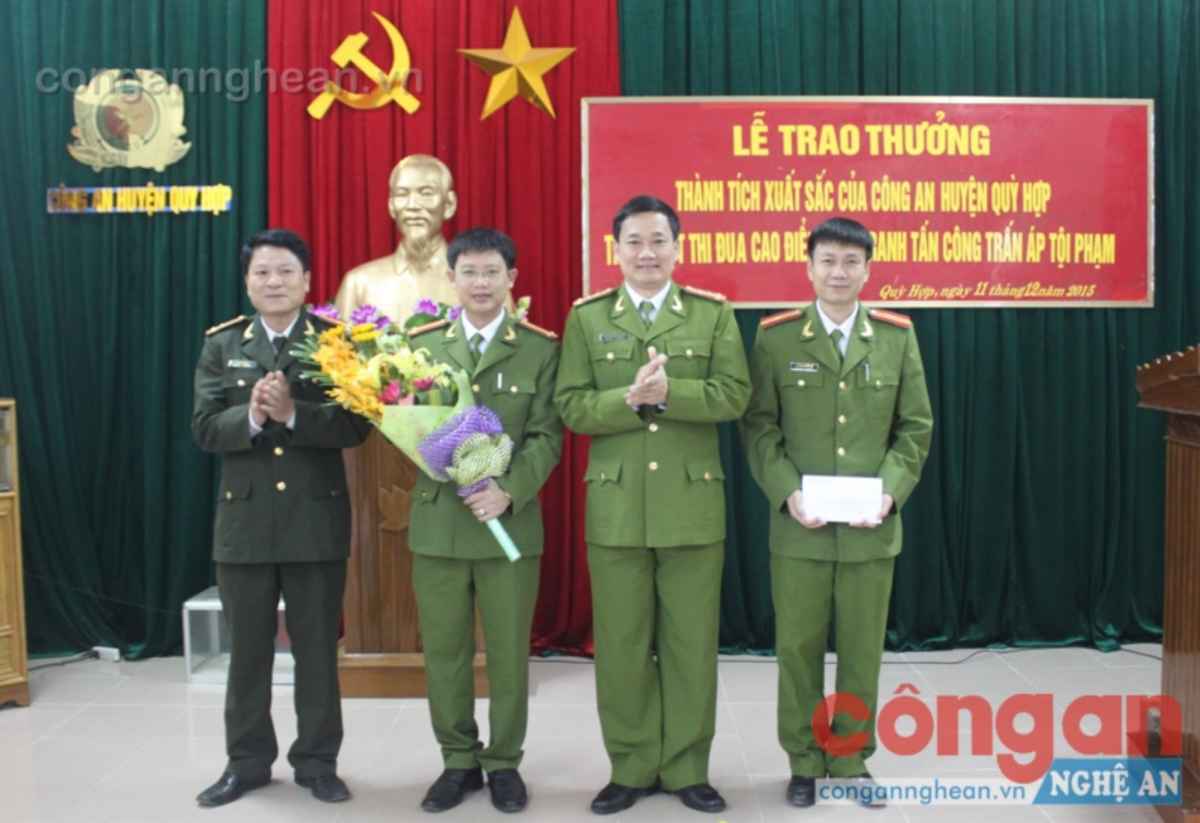 Đồng chí Đại tá Nguyễn Mạnh Hùng, Phó Giám đốc Công an Nghệ An trao thưởng cho CAH Quỳ Hợp
