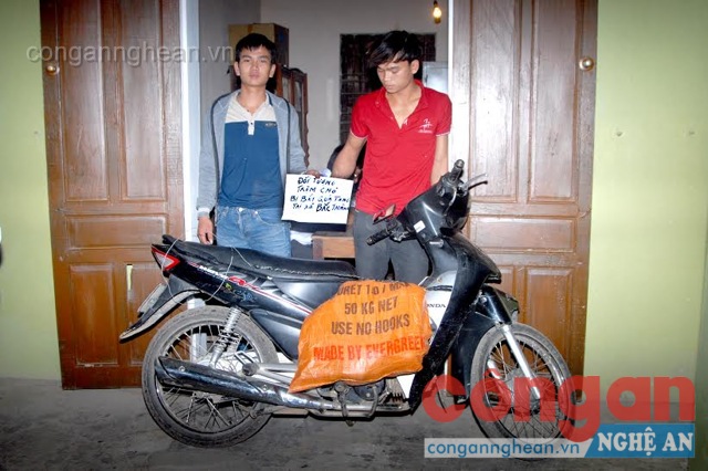 Hai đối tượng Bùi Văn Tùng và Trần Văn Hùng bị bắt giữ cùng tang vật