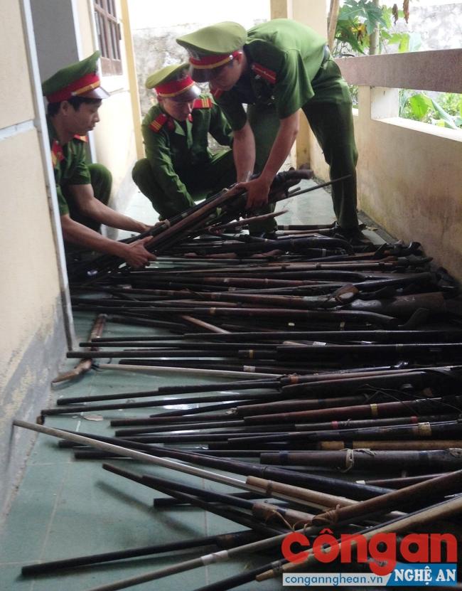 Công an huyện Kỳ Sơn kiểm tra, thu giữ súng tự chế do nhân dân giao nộp