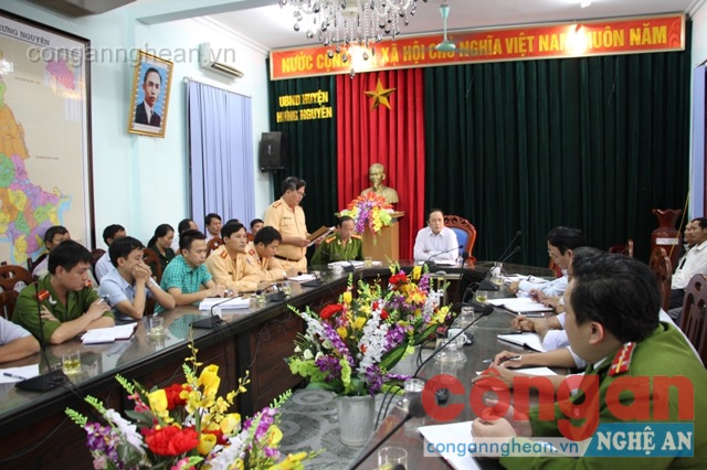 Đoàn liên ngành làm việc với UBND huyện Hưng Nguyên và đại diện lãnh đạo, chủ bến bãi các xã ven sông Lam